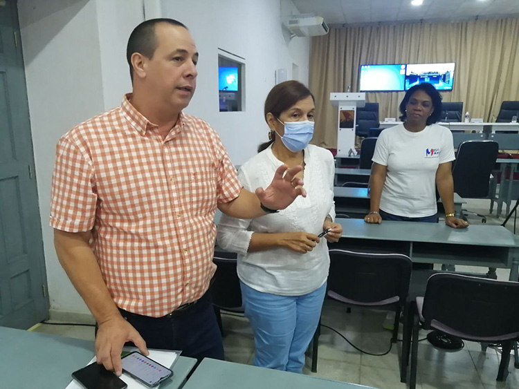 Base de Supertanqueros de Matanzas: Se trabaja sin descanso para controlar el incendio (Minuto a minuto) El ministro de Salud Pública. Foto: Andy Jorge Blanco/ Cubadebate.