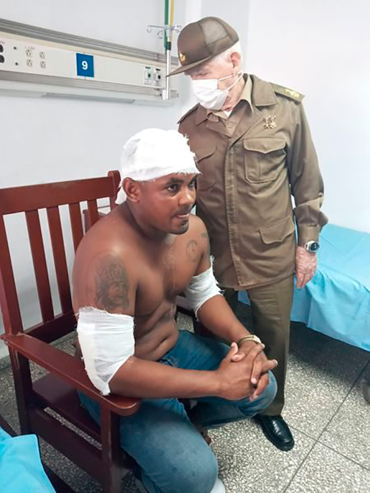 Se extiende incendio de grandes proporciones en Matanzas con decenas de lesionados (Minuto a minuto) 18:33 - Ramiro Valdés visita a pacientes lesionados en el incendio