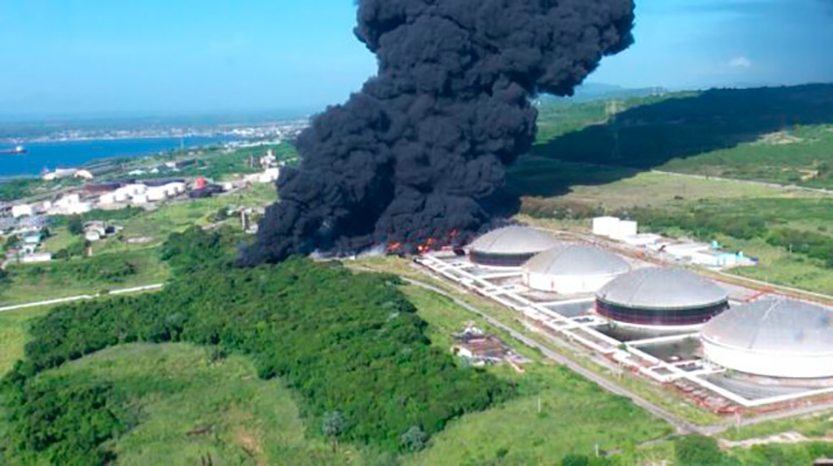 Se extiende incendio de grandes proporciones en Matanzas con decenas de lesionados (Minuto a minuto) Foto: Héctor Naranjo, camarógrafo de TV Yumurí.