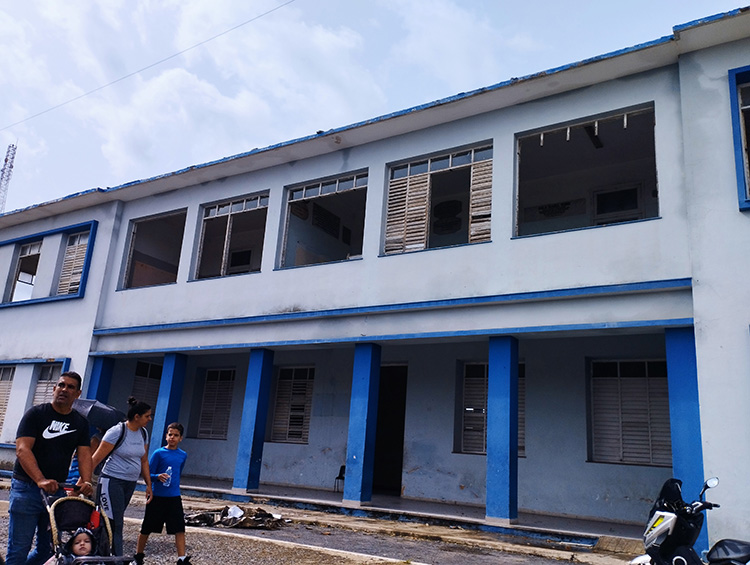 Daños en Pinar del Río tras el paso del huracán Ian Algunas instituciones educativas sufrieron daños en puertas y ventanas tras el paso del huracán Ian / Foto: Osmay Pérez García
