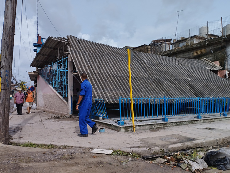 Daños en Pinar del Río tras el paso del huracán Ian El techo de la conocida cafetería La Pelota quedó destruido / Foto: Osmay Pérez García