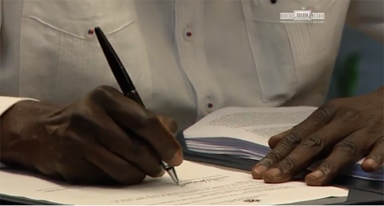 Autoridades cubanas firman y refrendan Código de las Familias Autoridades cubanas firman y refrendan Código de las Familias