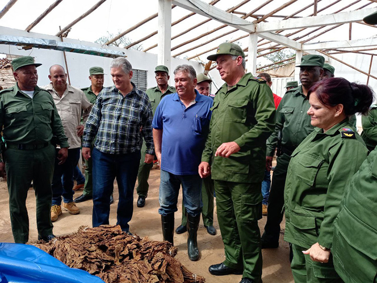 Recorre Díaz-Canel sitios afectados en Pinar del Río por Ian Recorre Díaz-Canel sitios afectados en Pinar del Río por Ian