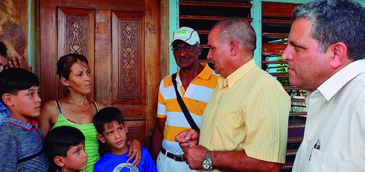 Una casa para Roaidy Funcionarios del Gobierno municipal entregan la casa a Roaidy.