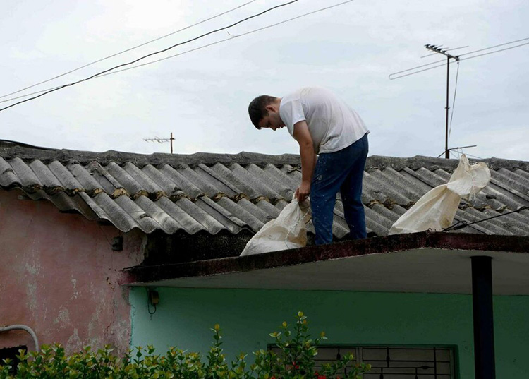 Pinareños atentos a paso de huracán Ian Asegurar los techos es fundamental en estos momentos / Foto: Rafael Fernández Rosell