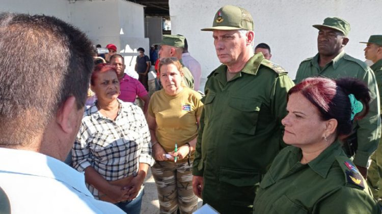 Recorre Díaz-Canel poblado La Coloma en Pinar del Río, afectado por Ian Recorre Díaz-Canel poblado La Coloma, afectado por Ian