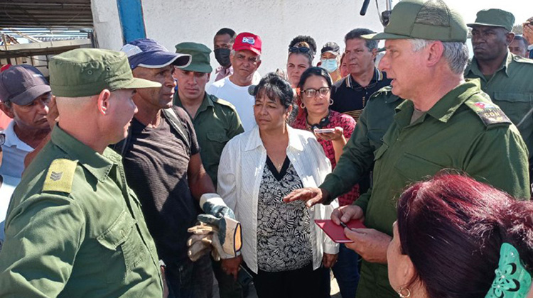 Recorre Díaz-Canel poblado La Coloma en Pinar del Río, afectado por Ian Recorre Díaz-Canel poblado La Coloma, afectado por Ian