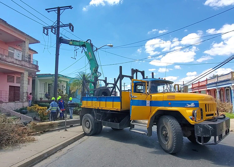 Consolación suda y avanza Una de las tareas más fuertes ha sido sin duda la que han tenido que enfrentar los eléctricos, que junto a sus iguales de Etecsa, no han tenido descanso alguno / Foto: Ariel Torres Amador