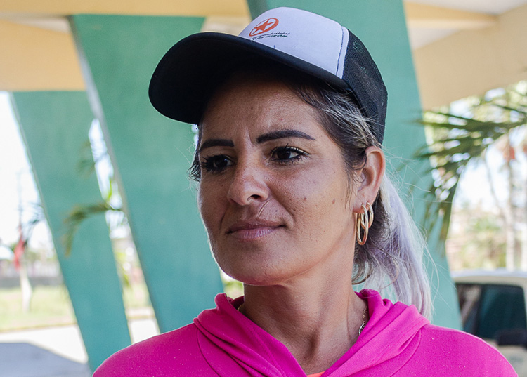 El sonido de la solidaridad en Pinar del Río Aliuska Guerrero Peña tiene bajo su mando a 20 motosierreros de la empresa agroindustrial Victoria de Girón de Matanzas / Foto: Jaliosky Ajete Rabeiro
