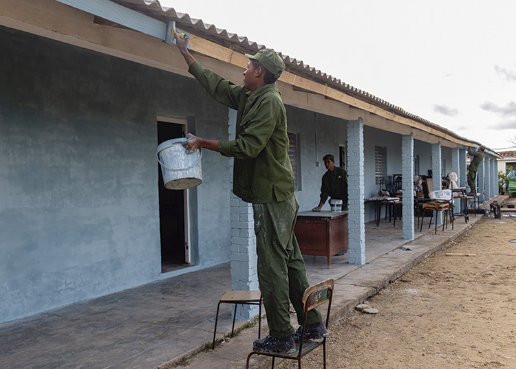 Mambises de Acero en Pinar del Río El techado y la pintura de las escuelas de la carretera a La Coloma también es responsabilidad de los muchachos de las FAR y la brigada Martha Machado