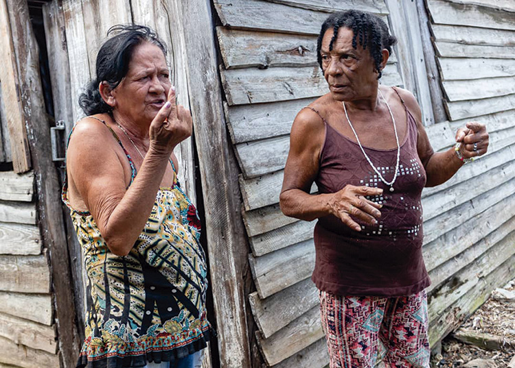 Que no pierda la esperanza el Puerto Felicia (izquierda) y Juana (derecha) cuentan cómo en minutos el huracán llevó el mar hasta sus casas / Foto: Jaliosky Ajete Rabeiro
