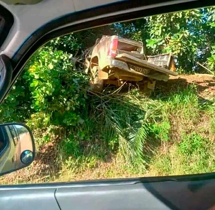 Accidente de tránsito cerca de la ciudad de Moa deja cinco personas fallecidas El siniestro ocurrió al volcarse una camioneta de la Empresa Ferroníquel Minera. Se investigan las causas de este lamentable accidente. Foto: Camilo Velázquez Petitton.