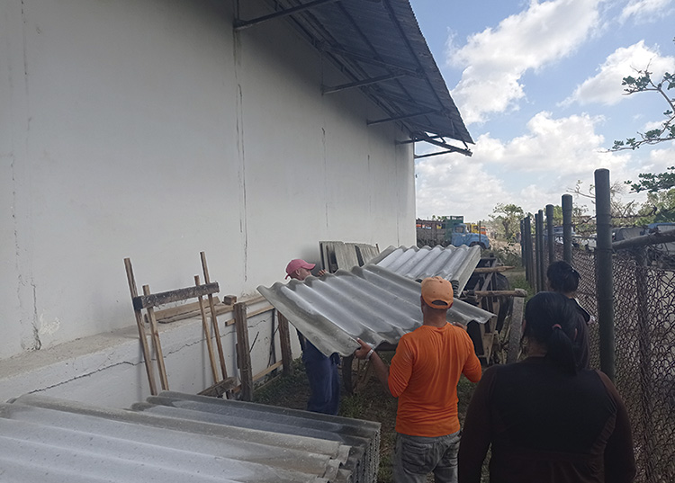 Pinar del Río: escabroso el camino de la vivienda en San Juan Los damnificados apenas han logrado comprar todos los materiales que lleva cada uno de los daños, pues muchas veces existe uno y falta otro / Foto: Jaliosky Ajete Rabeiro / Periódico Guerrillero