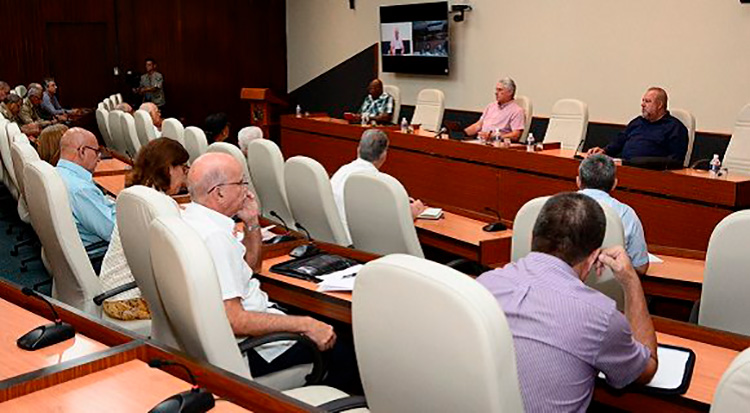 Trabajar con eficiencia, calidad y agilidad en la recuperación de Pinar del Río En las últimas jornadas al territorio pinareño arribaron 327 postes que permitirán avanzar con mayor celeridad en la energización de varios lugares, se informó en la reunión. / Foto: Estudios Revolución.