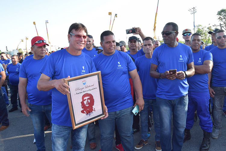 Adiós a quienes nos dieron luz en Pinar del Río Fue entregada la bandera de Proeza Laboral a la dirección empresarial de la Unión Eléctrica UNE y el certificado de Proeza Laboral a cada una de las 24 entidades de la organización / Foto: Januar Valdés Barrios