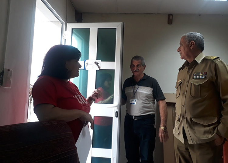 Minuto a minuto: Siga desde Pinar del Río las elecciones municipales del Poder Popular Yamile Ramos Cordero primera secretaria del Partido en Pinar del Río, visitó el Consejo Electoral Provincial donde su presidente Jorge Jesús Cirión Martínez le entrega los resultados del Primer Parte, donde oficialmente se informa que abrieron sin incidencias los 1196 colegios electorales de la provincia.