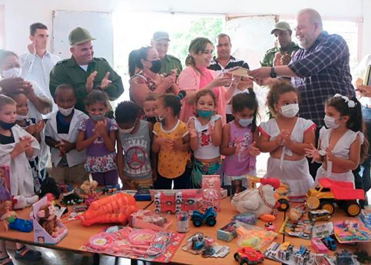 Díaz-Canel visita por octava ocasión a Pinar del Río tras el paso del huracán Ian En el círculo infantil, Marrero Cruz entregó a la directora del centro, Danory Estevez, una donación de juguetes de la embajada cubana en Francia. / Foto: @PresidenciaCuba