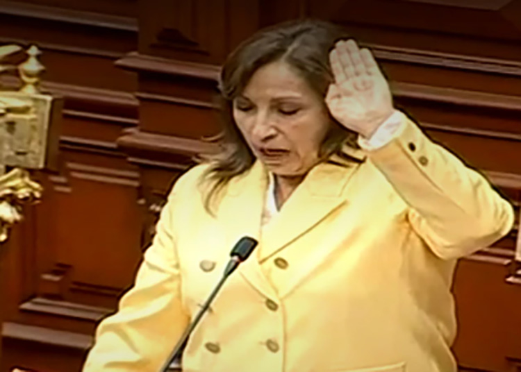 Congreso peruano destituye al presidente Pedro Castillo Dina Boluarte durante su ceremonia de juramentación como presidenta de Perú. Foto: Tomada de El Financiero.
