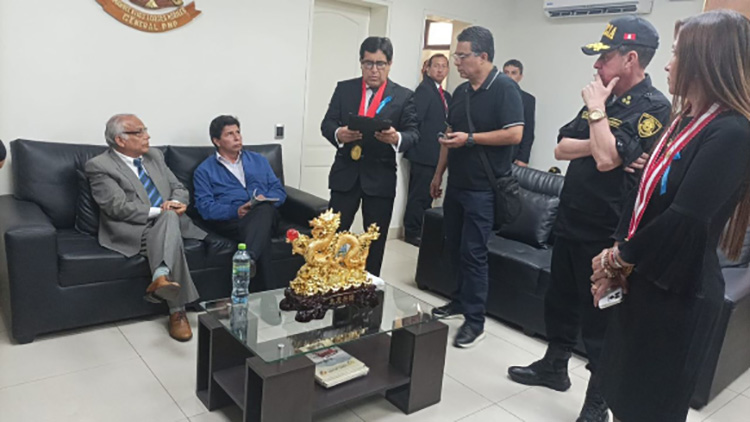 Congreso peruano destituye al presidente Pedro Castillo El destituido presidente de Perú, Pedro Castillo, fue detenido por la Policía Nacional en Lima. / Foto: @ElTequeno.