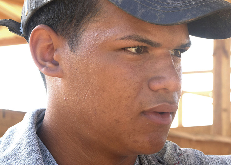 Viviendas tipología IV, opción necesaria en Pinar del Río Con solo 18 años Joryen acude cada mañana para asumir la tarea que haga falta, desde pequeño vive con su abuela y es algo que no desea cambiar / Foto: Pedro Paredes Hernández