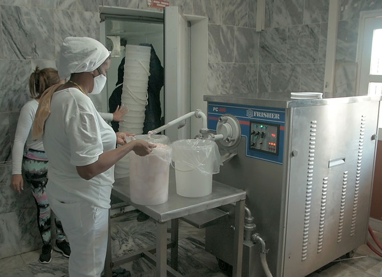 El enrevesado camino de la formación de precios en Pinar del Río El helado es otro de los productos que tuvo un incremento del precio como reflejo del aumento del costo de las materias primas, no obstante, la población sigue adquiriéndolo, incluso con las bajas temperaturas de estos días / Fotos: Januar Valdés Barrios y Pedro Paredes Hernández