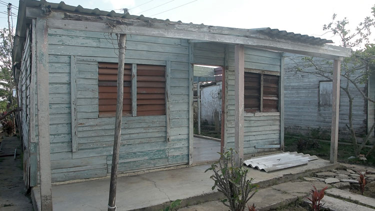 Se recupera comunidad El Sitio en Pinar del Río Los daños en el fondo habitacional de la comunidad El Sitio, sobrecogen, 62 derrumbes totales y 71 daños parciales en un asentamiento de 136 viviendas / Fotos de Pedro Paredes Hernández