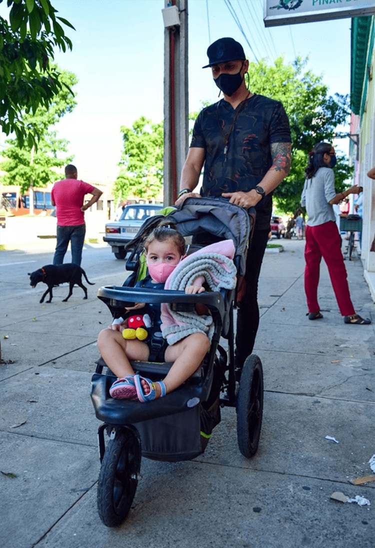 Días de paciencia y admiración Papá con su bebita