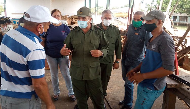 Visita presidente del Consejo de Defensa Provincial grupos de creación en Pinar del Río Visita presidente del Consejo de Defensa Provincial grupos de creación en Pinar del Río