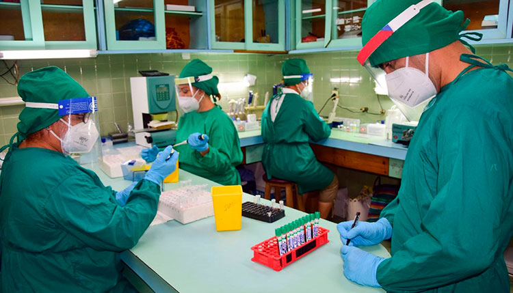 Cultivamos Revolución, con todos y para el bien de todos La labor de los médicos pinareños en la detección oportuna de los casos positivos a la COVID-19 y las acciones de prevención desplegadas, fueron claves en los resultados de la provincia. / Foto: Januar Valdés Barrios