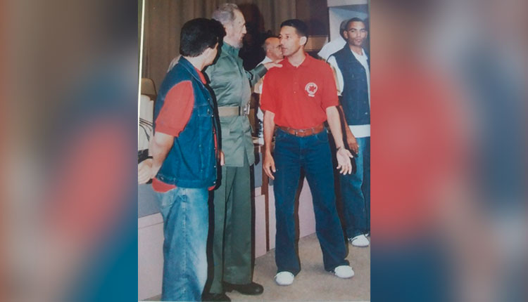 Dausell Valdés compartiendo con Fidel durante una exposición en el Memorial José Martí.