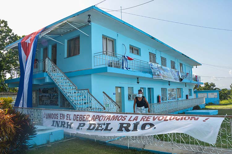 Homenaje, reconocimiento y compromiso Desde hace varios días los trabajadores de Recursos Hidráulicos engalanaron sus centros para la conmemoración, que también dedicarán al cumpleaños 94 de Fidel.