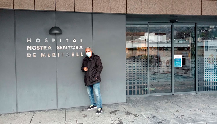 Un pedazo de Andorra en el alma de Carlos Frente a la fachada del hospital donde cumplió su misión humanitaria. / Foto: Cortesía del entrevistado