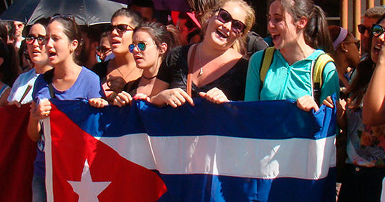 Cubanas, mujeres: hacen camino al andar Cubanas, mujeres: hacen camino al andar