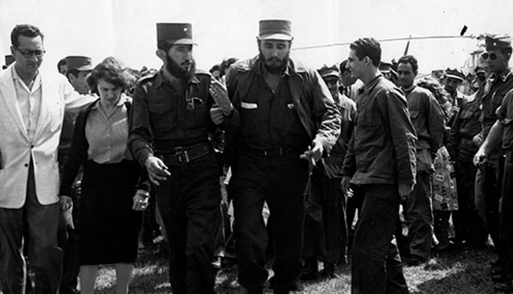 Fidel Castro Ruz junto al Comandante Dermidio Escalona, Jefe del Frente Guerrillero de Pinar del Río, en áreas del cuartel Rius Rivera, el 17 de enero de 1959