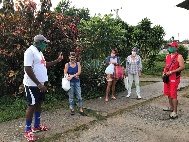 Las manos amigas de la solidaridad Yasser explica a los mensajeros de Pueblo nuevo sobre las prioridades para con ciertos productos de alta demanda