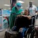 Cuba probará en Irán su candidato vacunal más avanzado contra el covid-19 Personal de salud realiza una prueba de covid-19 a una pasajera en silla de ruedas en el Aeropuerto Internacional José Martí de La Habana, el 15 de noviembre de 2020 YAMIL LAGE.