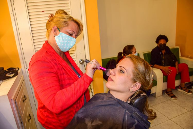 Experiencias con las clases televisadas en Pinar del Río Raimelis González, intérprete de lengua de señas, en maquillaje para grabar