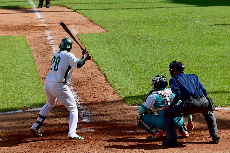 Alazanes ganan primer juego ante Vegueros Saavedra despachó su segundo jonrón del play off, esta vez ante Lázaro Blanco. / Foto de Jaliosky Ajete.