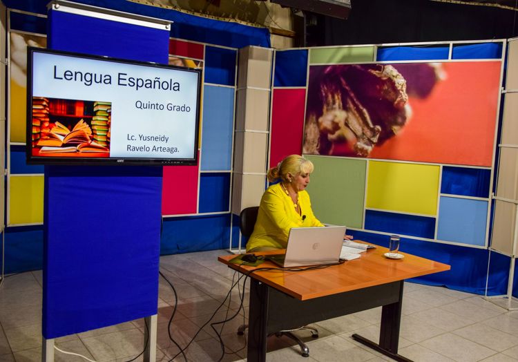 Experiencias con las clases televisadas en Pinar del Río Yusneivys Ravelo Artiaga en la grabación de clase de Español para 5to grado.