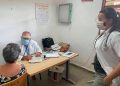 Una experiencia positiva La evaluación constante de los signos vitales de los pobladores de cada uno de los consultorios es primordial para enfrentar la COVID-19 / Foto: Ariel Torres Amador