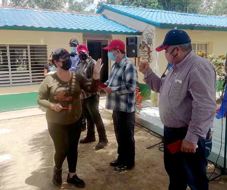 Pinar del Río avanza en programa de autoabastecimiento territorial Con un sencillo acto, y estricto cumplimiento de los protocolos higiénico sanitarios que impone la pandemia, celebraron el día del trabajador tabacalero.