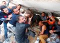 Consejo de Seguridad de la ONU debate conflicto entre Israel y Palestina Unos ciudadanos rescataban a una niña de entre los escombros de un edificio derruido, este domingo en la ciudad de Gaza. / Foto: Mohammed Salem / Reuters.