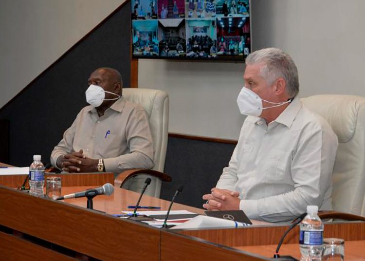 El Primer Secretario del Partido y Presidente de la República, Miguel Díaz-Canel Bermúdez, indicó reforzar el trabajo con la población para elevar la percepción de riesgo. Foto: Estudios Revolución