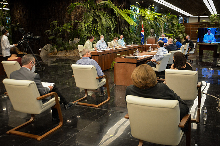 Presidente cubano e integrantes de su equipo de gobierno comparecen en cadena nacional Gobierno cubano ofrece amplia información al pueblo. Foto: Estudios Revolución.
