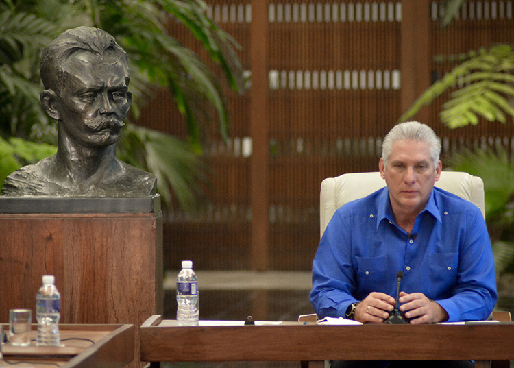 Presidente cubano e integrantes de su equipo de gobierno comparecen en cadena nacional Foto: Presidencia Cuba.
