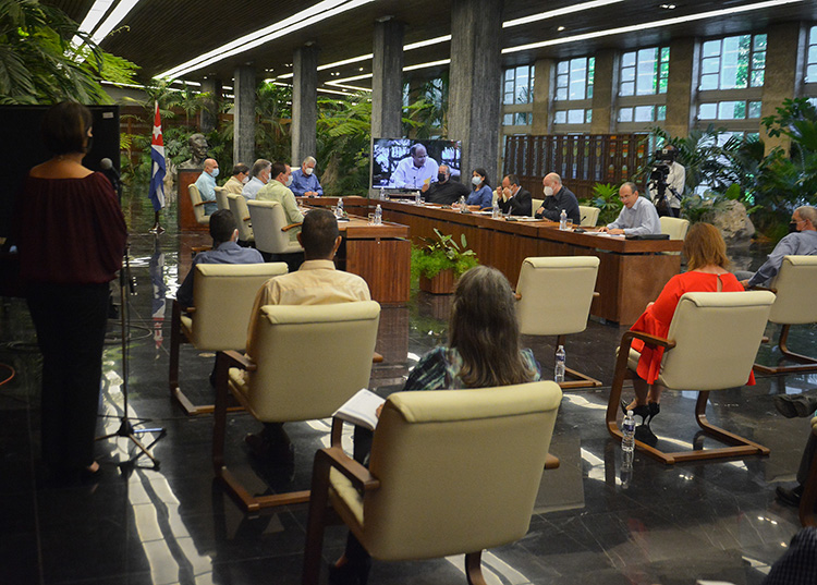 Presidente cubano e integrantes de su equipo de gobierno comparecen en cadena nacional Todos estos que alientan estas cosas y que quieren aparecer como salvadores de la situación cubana, no les interesa ni la Salud ni la alimentación del pueblo, dijo Díaz-Canel.