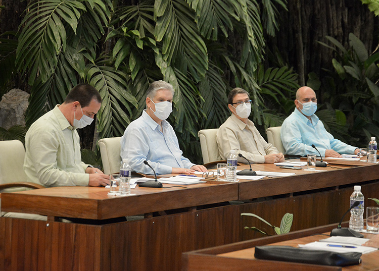 Presidente cubano e integrantes de su equipo de gobierno comparecen en cadena nacional Foto: Estudios Revolución.