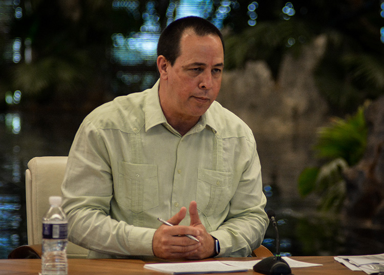 Presidente cubano e integrantes de su equipo de gobierno comparecen en cadena nacional Ministro de Salud Pública. Foto: Estudios Revolución.
