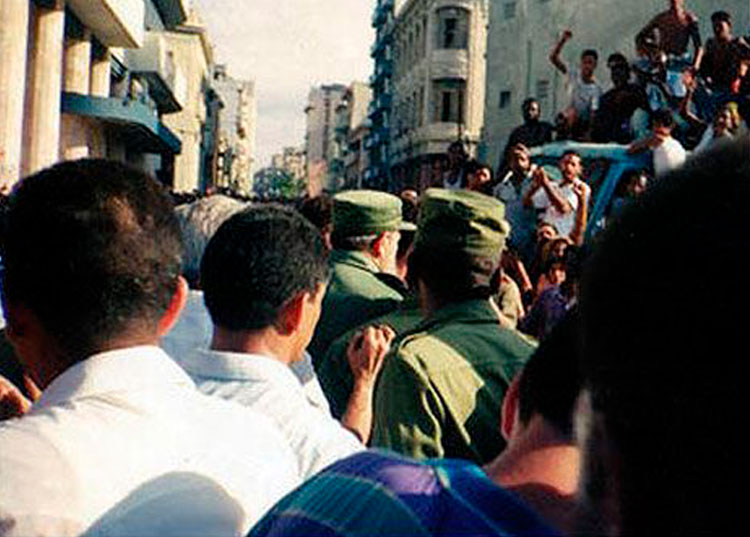 Fidel Castro, (en el centro) a las calles de Galiano y San Lázaro