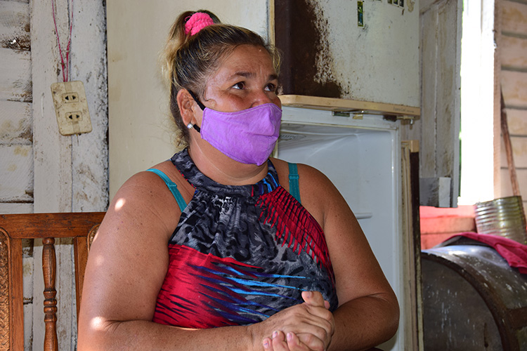 Luces, sombras y asombros en Pinar del Río Bety Loaces Hernández. Asistente social a domicilio. “Al principio parecía imposible pero hoy recibo de ellos el cariño de una hija”. / Foto: Januar Valdés Barrios